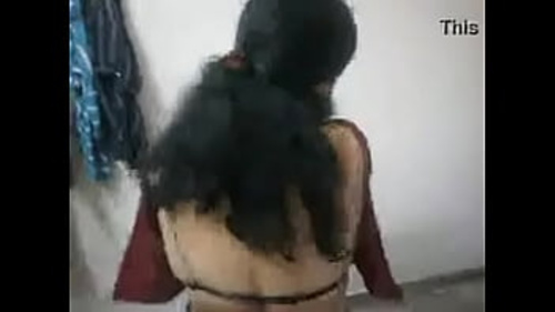 एक भारतीय परिपक्व महिला के बड़े स्तन
