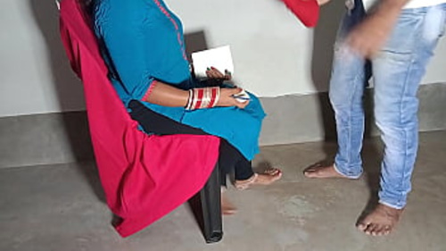 एक पिता-पुत्री की जोड़ी सीखती है कि कैसे पैंट को एक साथ मजेदार और अंतरंग तरीके से बनाया जाए।