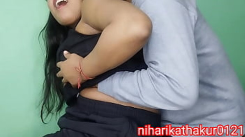एक हॉट भारतीय लड़की बड़े स्तनों के साथ यौन गतिविधि में संलग्न होती है