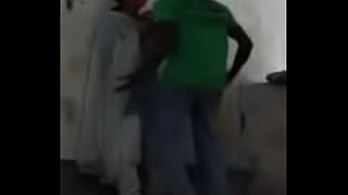 भारत की एक लड़की अपने निपल्स पर चूसती है