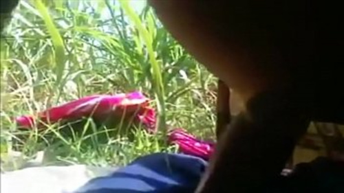 एक युवा भारतीय लड़की को जंगल में गहराई से प्रवेश किया जाता है।