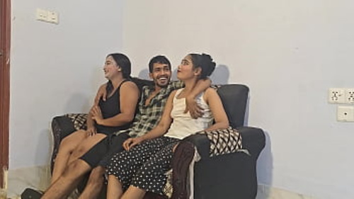 तीन लोग सेक्स कर रहे हैं: एक लड़का और दो लड़कियां बड़े लंड को मौखिक दे रही हैं