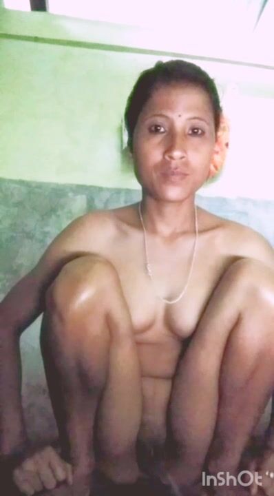 गाँव की पत्नी खुली पेशाब करती है।