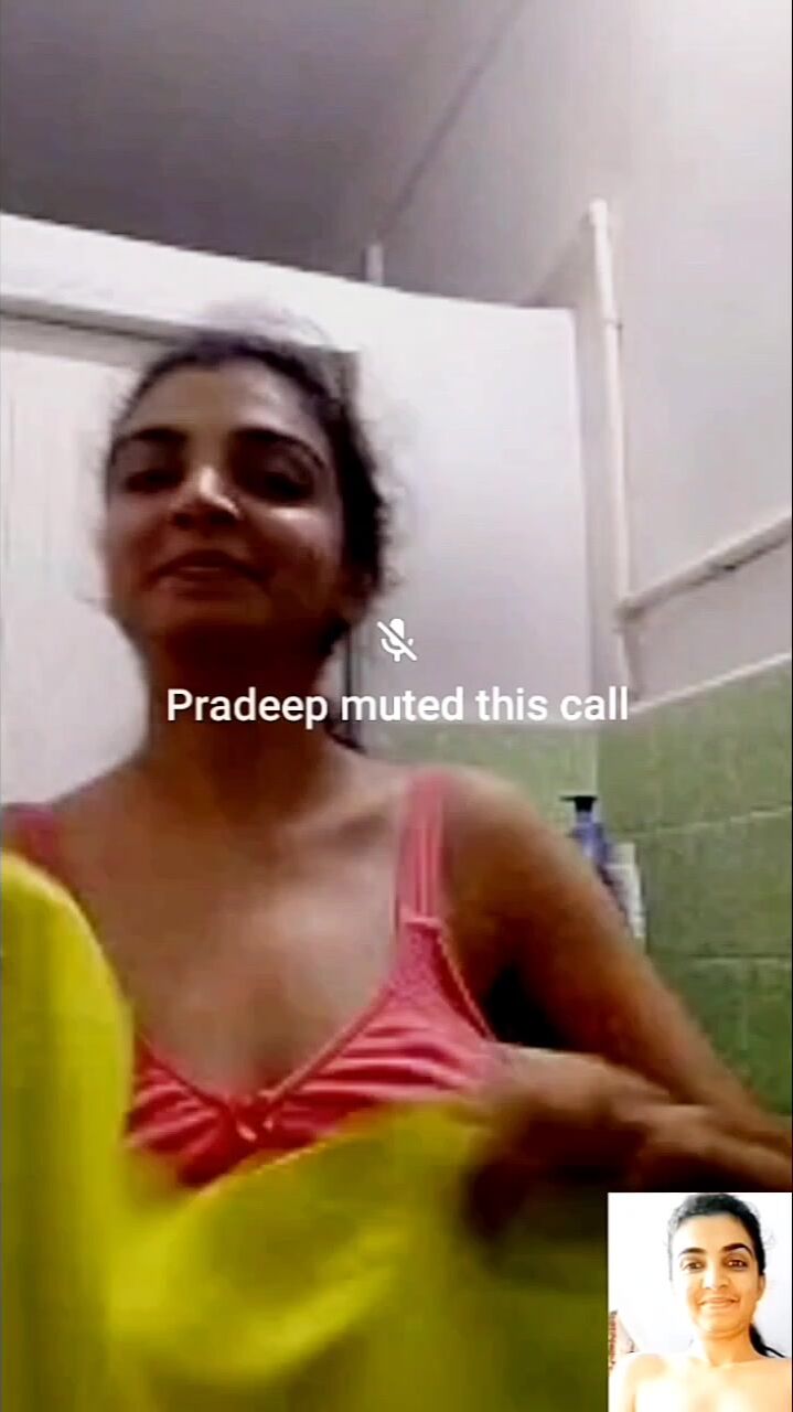 देसी लड़की वेबकैम पर नंगी नहा रही है।