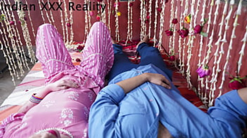 भारतीय दुल्हन की सुहागरात पर उसके नए सौतेले पिता से सरप्राइज।
